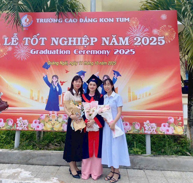 Y Tân (giữa) rạng rỡ trong ngày tốt nghiệp Trường Cao đẳng Kon Tum.