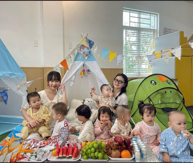 Từ đứa trẻ mồ côi, Y Tân (đeo kính) đã vươn lên trở thành cô giáo Trường mầm non Mickey.