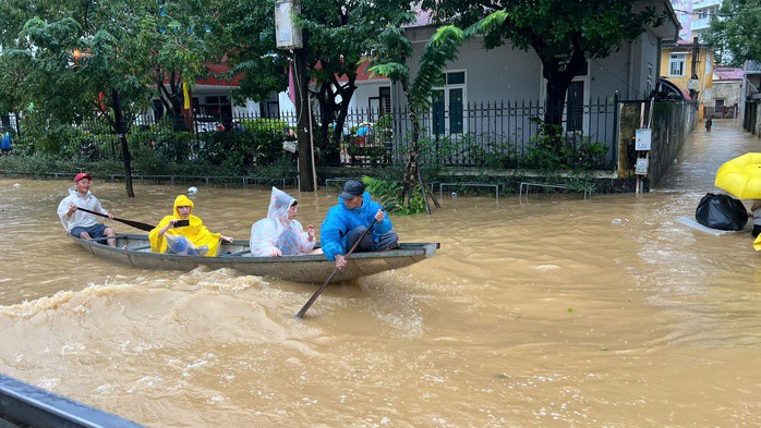 Mưa lớn gây ngập lụt ở TP Huế vừa qua. Ảnh: NLĐO