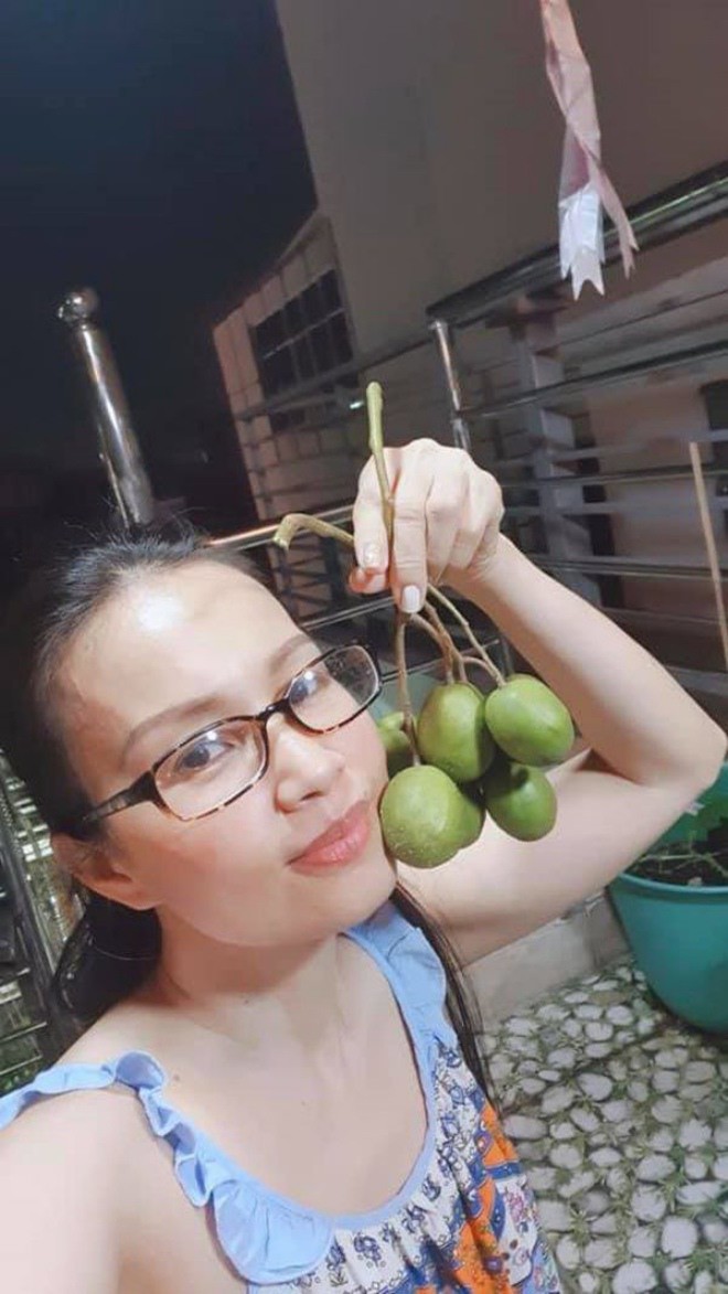 Cũng nhờ sự khéo léo, dày công chăm sóc nên khi Cẩm Ly chia sẻ những hình ảnh thu hoạch rau xanh, hoa trái ngay tại vườn nhà khiến fan ngưỡng mộ, nể phục.