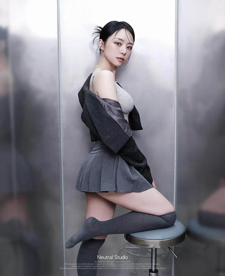 Jo Mun-gyeong không chỉ là một gương mặt đẹp trên mạng mà còn là một chuyên gia Pilates uy tín, với vai trò CEO của phòng tập danh tiếng LCT Daon Pilates.