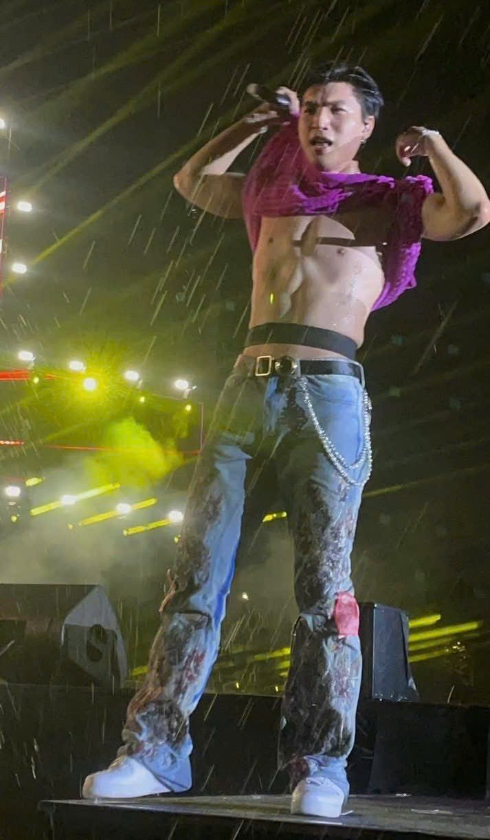 Hieuthuhai và màn vén áo khoe bụng tối 15/11.