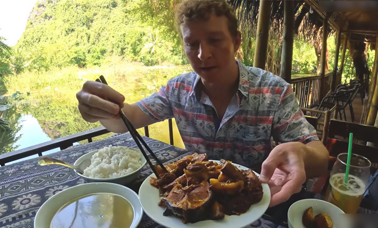 Dalton trải nghiệm món đặc sản cá kho gáo ở Ninh Bình