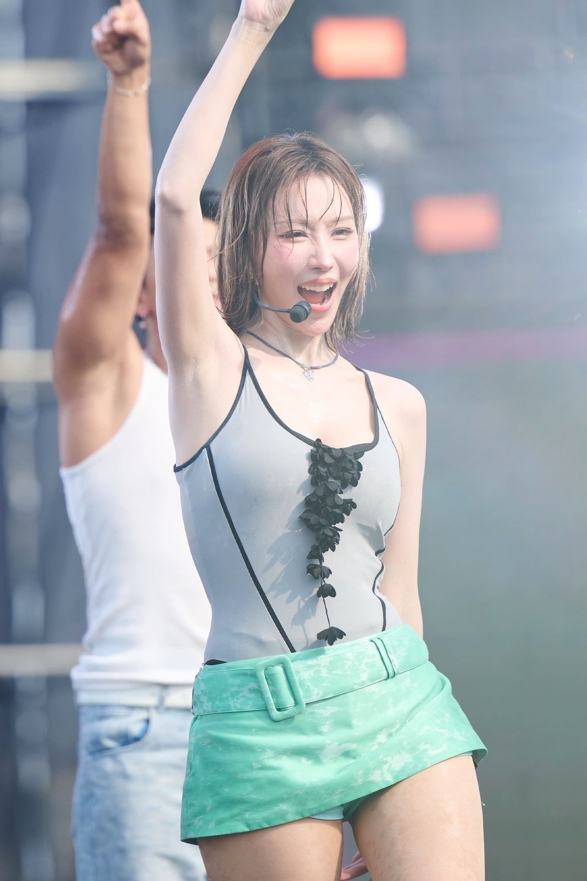 Chương trình ngày 15/11 kéo dài 10 tiếng, Min trình diễn mở màn. Nữ ca sĩ nhận nhiều lời khen về phong cách khi đọ sắc cùng dàn sao Hàn. Cô trình bày loạt hit như Chẳng phải tình đầu sao đau đến thế, Trên tình bạn dưới tình yêu, (từng là) Boyfriend, Girlfriend… khuấy động sân khấu.