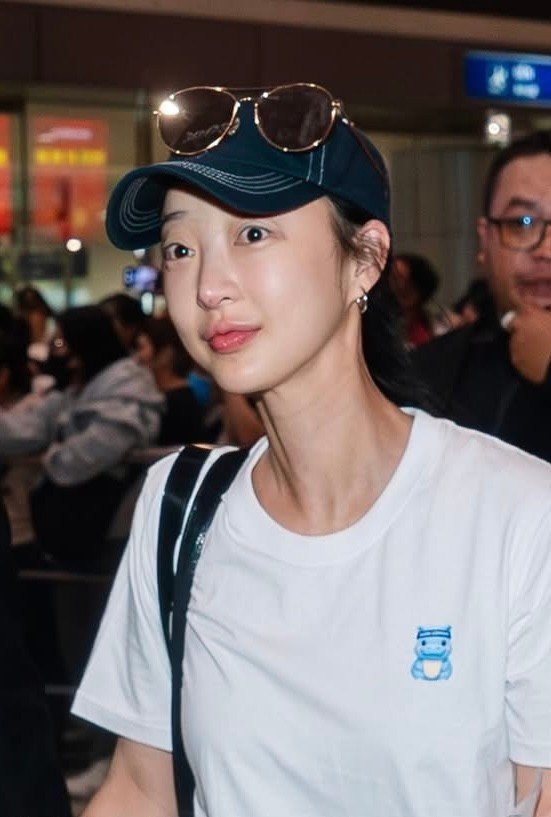 Hai giọng ca chính của EXID là Solji và Hyelin cũng tối giản phong cách, để mặt mộc trong chuyến bay từ Hàn Quốc sang Việt Nam. Khán giả chờ màn trình diễn bùng nổ của EXID tại lễ hội âm nhạc ngày cuối tuần tại TPHCM.