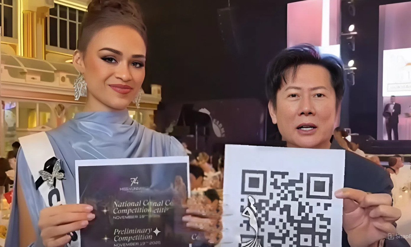 Ông Nawat và các thí sinh kêu gọi khán giả mua vé giảm giá.