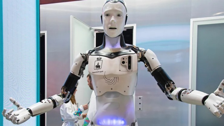 Robot hình người của Nga gặp sự cố “đau điếng” khi ra mắt.