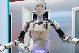 Robot hình người đầu tiên của Nga “ngã sấp mặt” khi ra mắt công chúng