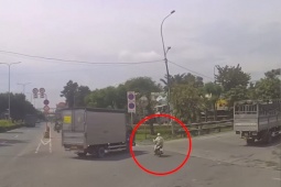 Xe máy - Xe đạp - Clip: Cố vượt xe tải chuyển hướng, Ninja bị đâm ngã sõng soài trên đường