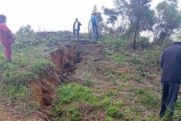 Tin tức trong ngày - Cấm đường, sơ tán dân khi đồi xuất hiện vết nứt dài hàng trăm mét