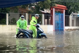 Mưa lớn kéo dài gây ngập sâu, Khánh Hòa cảnh báo