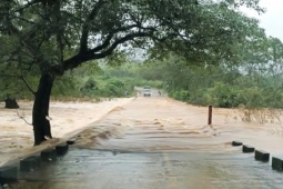 Tin tức trong ngày - Mưa lũ dâng nhanh, nhiều bản làng ở Quảng Trị bị cô lập