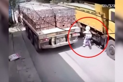 Xe máy - Xe đạp - Clip: Kinh hoàng bé gái lao thẳng xe đạp vào ô tô tải, thoát chết trong gang tấc
