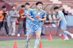 Tân binh ĐT Việt Nam "đứng hình", tưởng Tiến Linh "lừa" khi được thầy Kim gọi tên