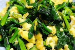 Ẩm thực - Loại rau ‘siêu thực phẩm’ mùa đông tốt cho xương khớp bán nhiều ở chợ Việt, dễ làm hỏng món ăn khi chọn nhầm lá tròn hay lá nhọn