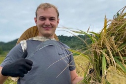 Du lịch - Khách Tây đi du lịch xuống ruộng gặt lúa, kéo cày cùng nông dân trên đảo Cô Tô