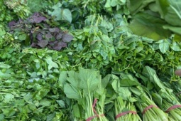 Giá rau 'phi mã' sau bão, bữa cơm gia đình Thủ đô chịu áp lực nặng nề