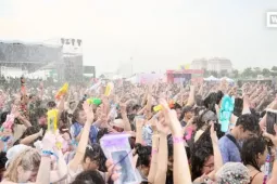 Hàng nghìn người đứng suốt 10 tiếng chờ Bi Rain ở TPHCM