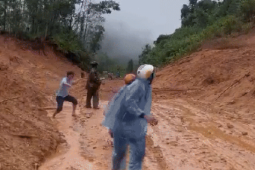 Clip: Kịp chạy thoát chết trong sạt lở đất ở Đà Nẵng