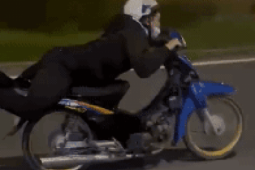 Tin tức trong ngày - Xác định được thiếu niên "diễn xiếc" trên đường song hành cao tốc TPHCM - Long Thành - Dầu Giây