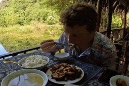 Khách Tây thử đặc sản lạ miệng ở Ninh Bình, khen ngon 'nhất định phải...