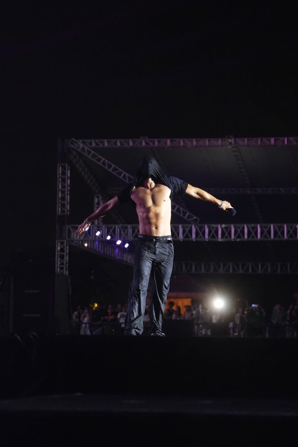 Bi Rain gửi khán giả màn thể hiện vén áo khoe vũ đạo sau 9 năm trở lại Việt Nam.