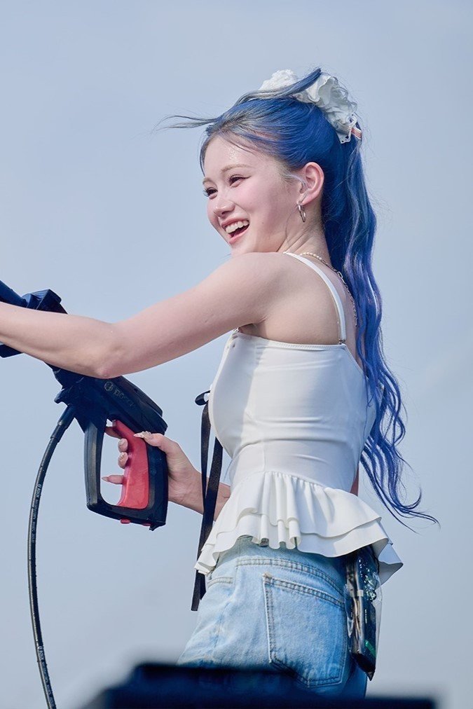 Theo format Waterbomb TPHCM 2025, sân khấu sẽ thả bom nước sau hai phần trình diễn. Các thành viên nhóm Triple S nhiệt tình tương tác với khán giả. Đây cũng là điểm đặc biệt giúp lễ hội nhạc nước phát triển mạnh trong thời gian gần đây ở Thái Lan, Việt Nam.