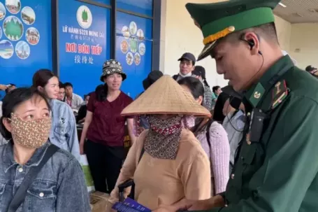 Tăng đột biến người xuất nhập cảnh qua cửa khẩu Móng Cái