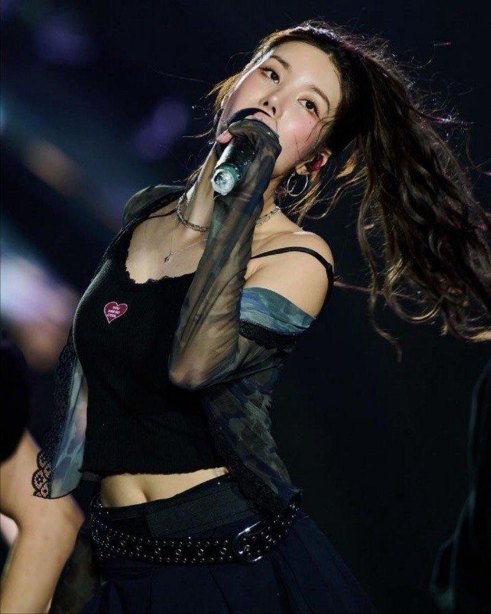 Kwon Eunbi xuất hiện với phong cách trình diễn gợi cảm, tái hiện điệu lắc hông trong Crazy in Love đạt 70 triệu lượt xem tại Waterbomb Seoul, một bước đưa cô đến danh hiệu Nữ thần Waterbomb thế hệ mới.