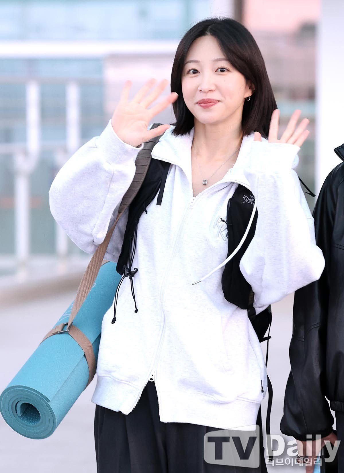 Đội hình các thành viên của EXID mang vác đồ cá nhân, có cả thảm yoga tại sân bay Incheon, Hàn Quốc trước khi hạ cánh tại sân bay Tân Sơn Nhất.