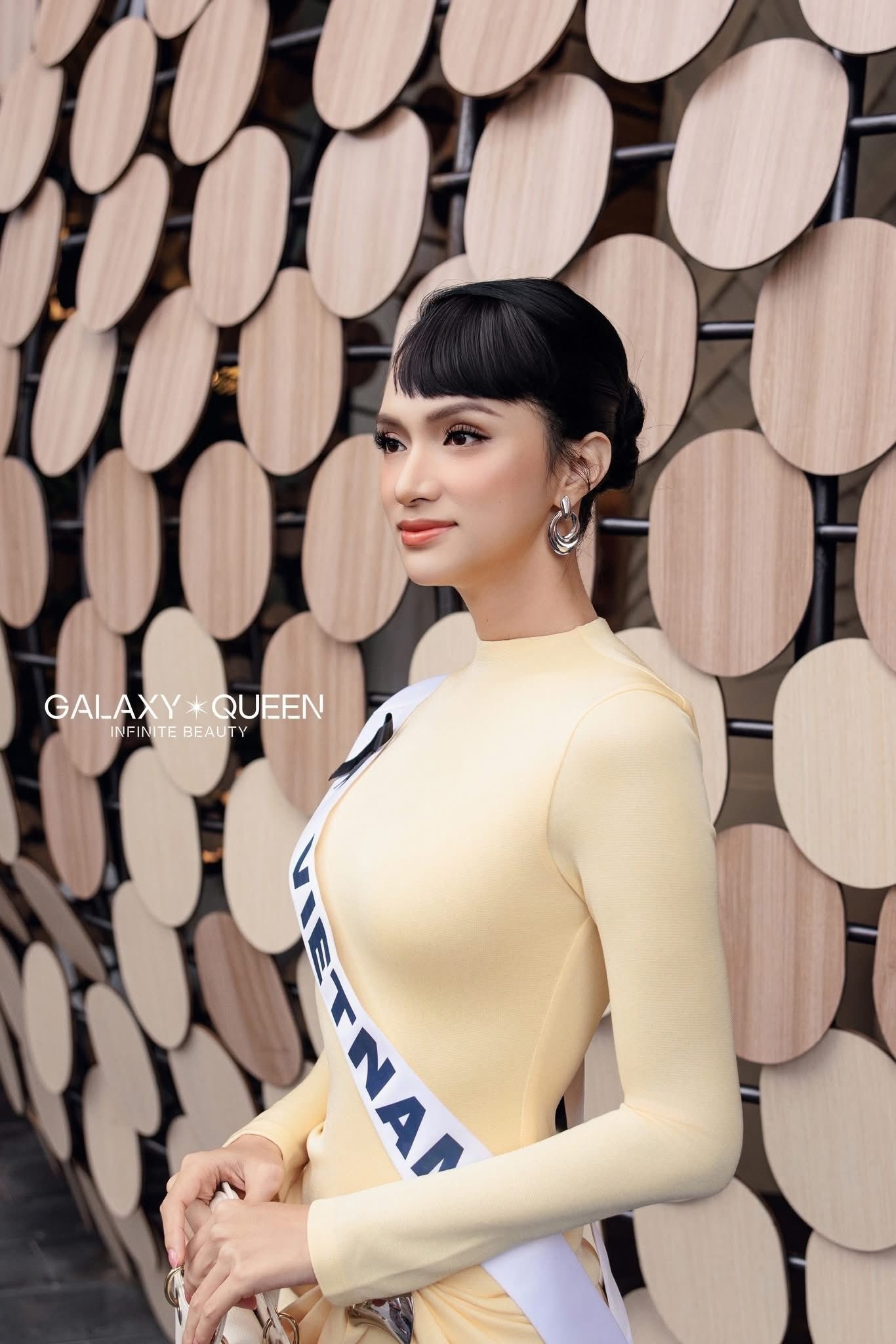 Ngày tiếp theo tại Pattaya, Hoa hậu Hương Giang tiếp tục chọn một thiết kế kín đáo, thanh lịch, gam màu sáng như ánh nắng Mặt Trời, tràn đầy năng lượng.