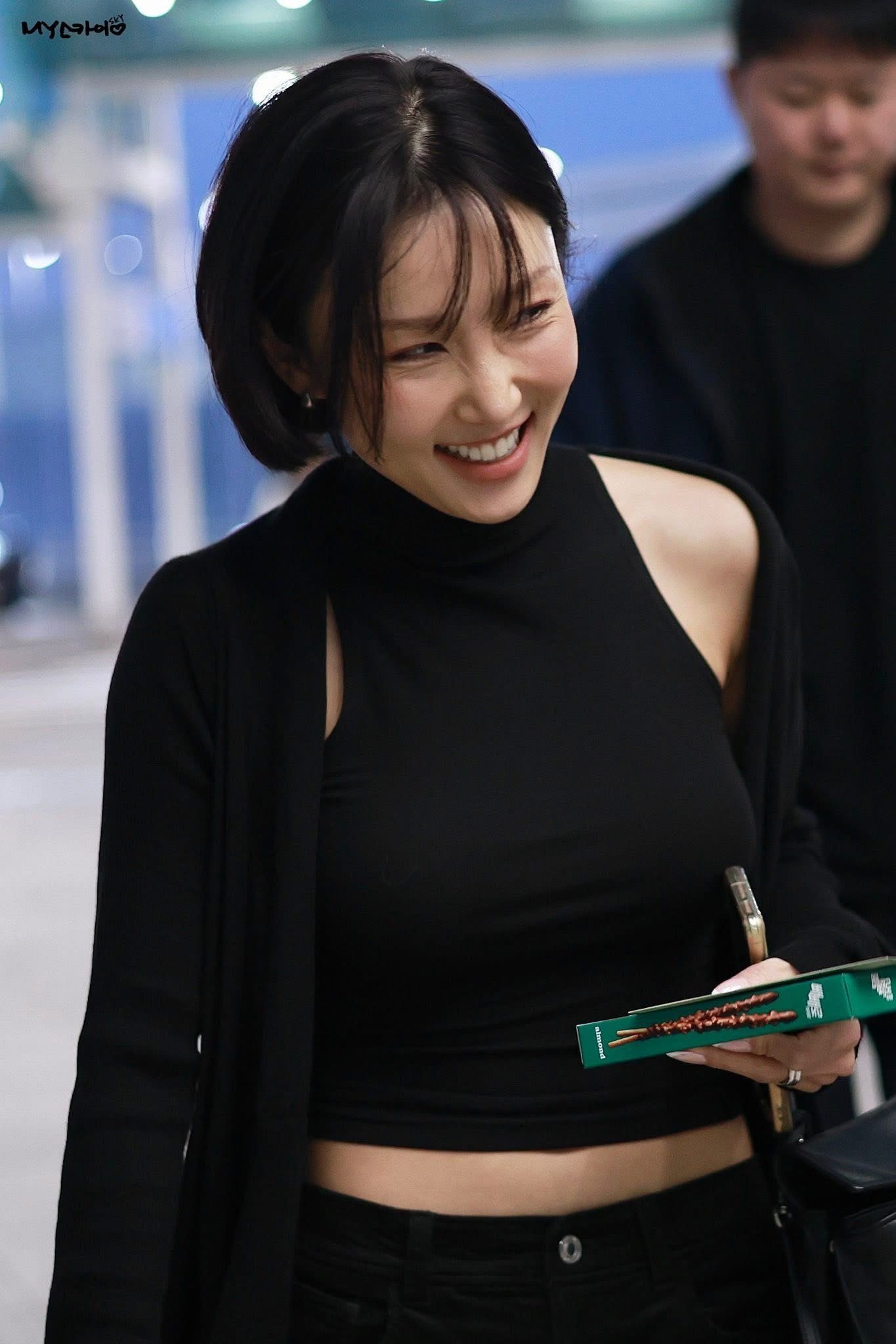 Hwasa có đông fan tại Việt Nam. Người hâm mộ cập nhật hình ảnh nữ ca sĩ từ sân bay quốc tế Incheon, Hàn Quốc, lúc cô chuẩn bị di chuyển về khách sạn ở TPHCM, cô cũng nhận hoa và quà từ khán giả.