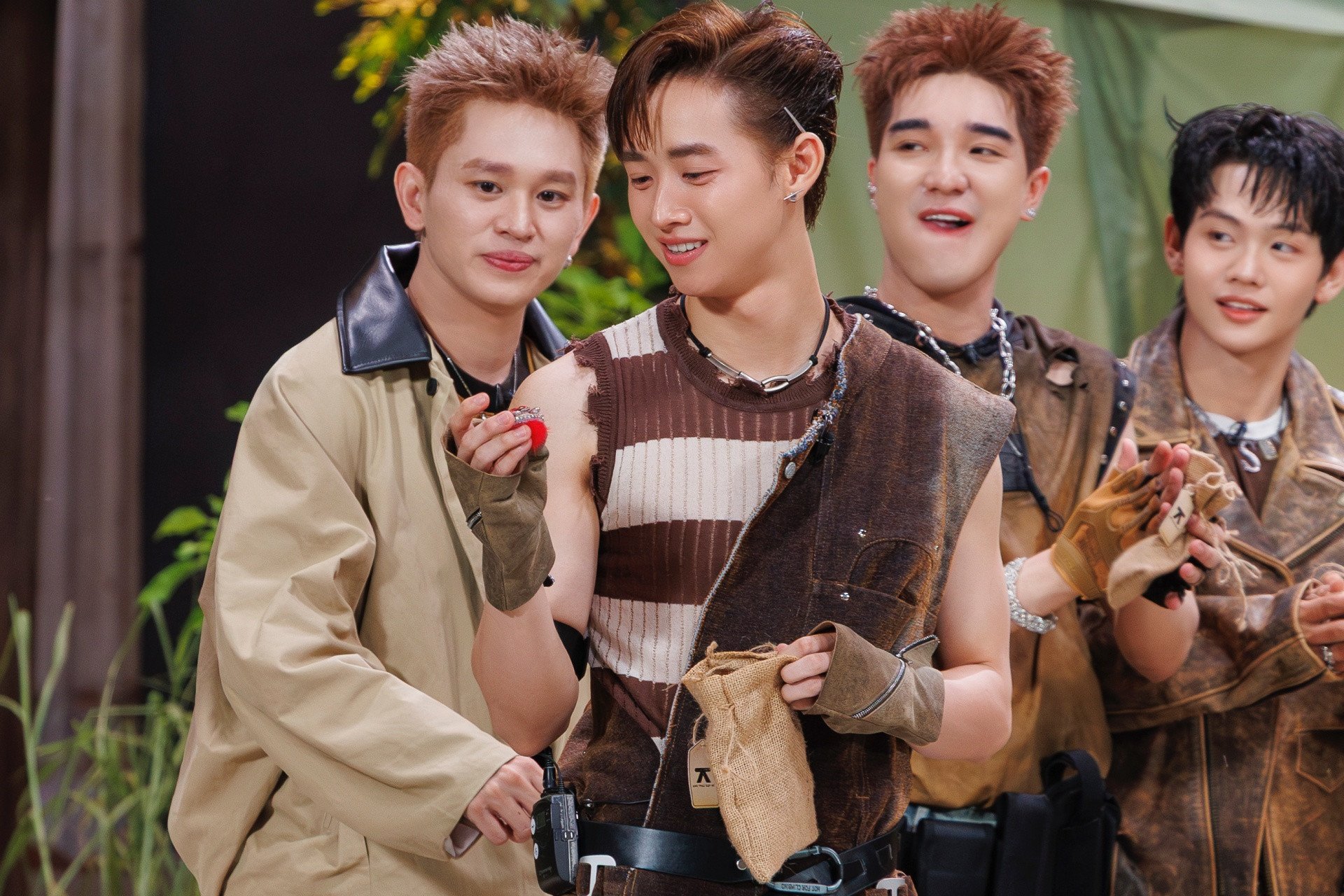 Các 'anh trai' ở tập 9.