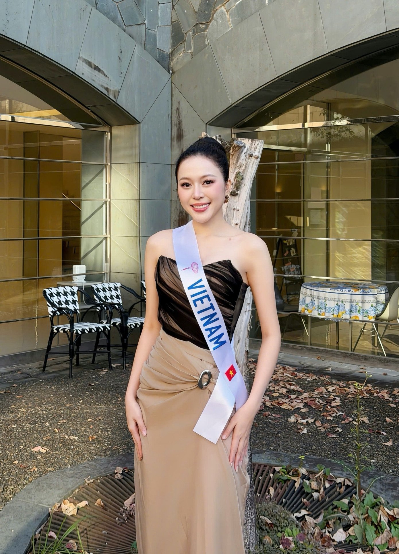 Những ngày đầu tại Nhật Bản, Hoa hậu Kiều Duy nỗ lực xây dựng hình ảnh chỉn chu, chuyên nghiệp từ chi tiết nhỏ nhất. Cô bắt đầu ngày mới từ 3 giờ sáng để trang điểm, làm tóc và chuẩn bị trang phục, đảm bảo luôn có mặt đúng giờ trong mọi hoạt động của cuộc thi. Mỗi lần xuất hiện, Kiều Duy đều trung thành với phong cách thanh lịch và ngọt ngào, đúng chuẩn hình ảnh mà Miss International hướng tới.