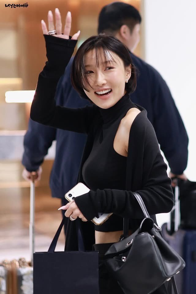 Hwasa có đông fan tại Việt Nam. Người hâm mộ cập nhật hình ảnh nữ ca sĩ từ sân bay quốc tế Incheon, Hàn Quốc, lúc cô chuẩn bị di chuyển về khách sạn ở TPHCM, cô cũng nhận hoa và quà từ khán giả.