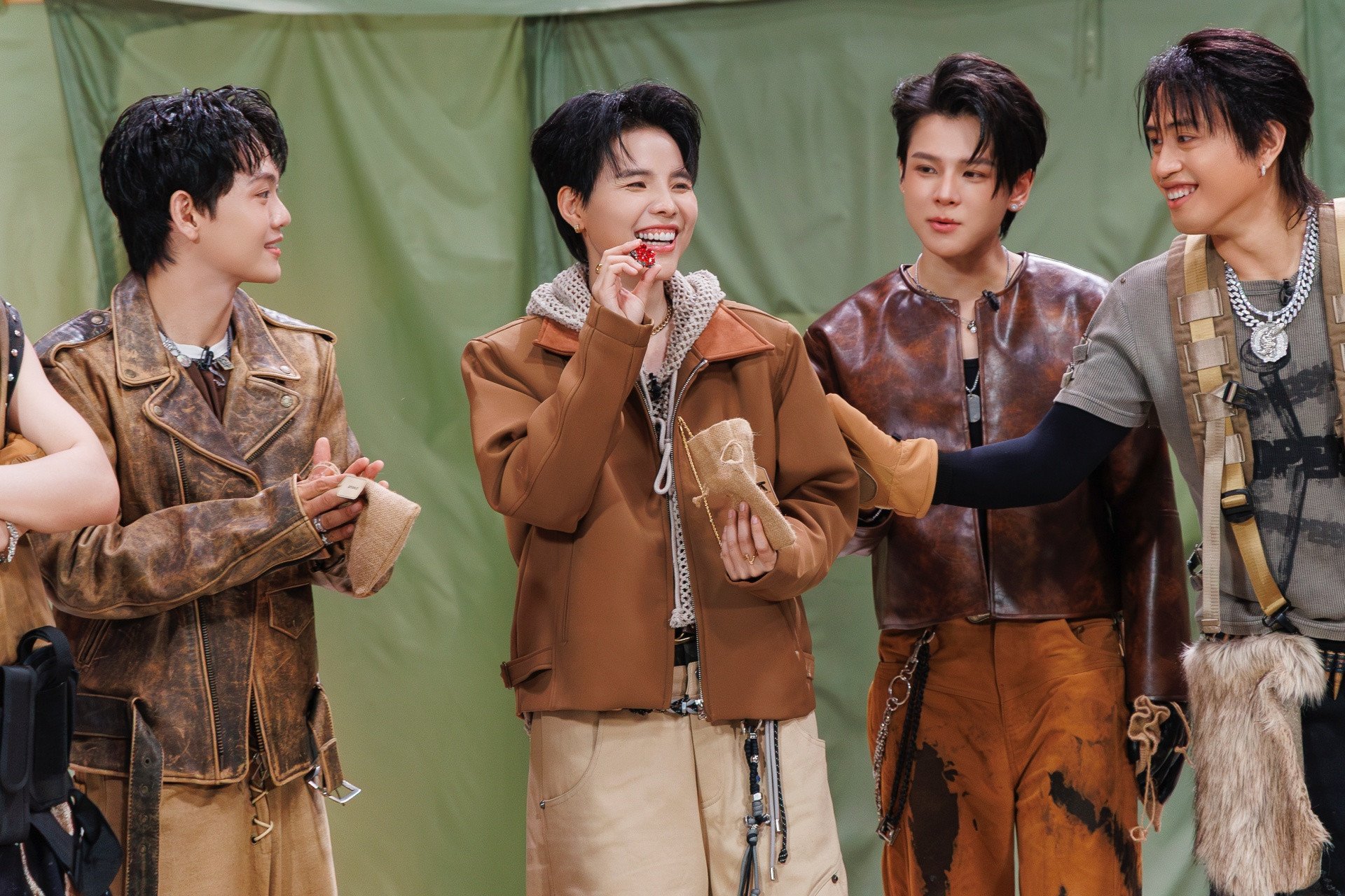 Các 'anh trai' ở tập 9.