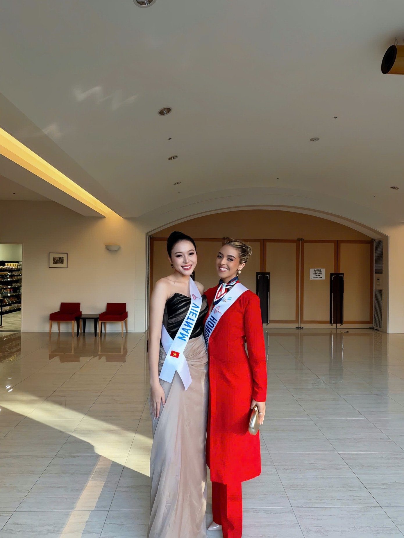 Những ngày đầu tại Nhật Bản, Hoa hậu Kiều Duy nỗ lực xây dựng hình ảnh chỉn chu, chuyên nghiệp từ chi tiết nhỏ nhất. Cô bắt đầu ngày mới từ 3 giờ sáng để trang điểm, làm tóc và chuẩn bị trang phục, đảm bảo luôn có mặt đúng giờ trong mọi hoạt động của cuộc thi. Mỗi lần xuất hiện, Kiều Duy đều trung thành với phong cách thanh lịch và ngọt ngào, đúng chuẩn hình ảnh mà Miss International hướng tới.