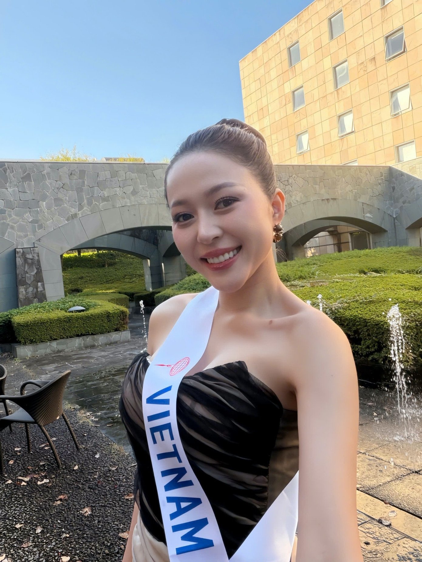 Những ngày đầu tại Nhật Bản, Hoa hậu Kiều Duy nỗ lực xây dựng hình ảnh chỉn chu, chuyên nghiệp từ chi tiết nhỏ nhất. Cô bắt đầu ngày mới từ 3 giờ sáng để trang điểm, làm tóc và chuẩn bị trang phục, đảm bảo luôn có mặt đúng giờ trong mọi hoạt động của cuộc thi. Mỗi lần xuất hiện, Kiều Duy đều trung thành với phong cách thanh lịch và ngọt ngào, đúng chuẩn hình ảnh mà Miss International hướng tới.