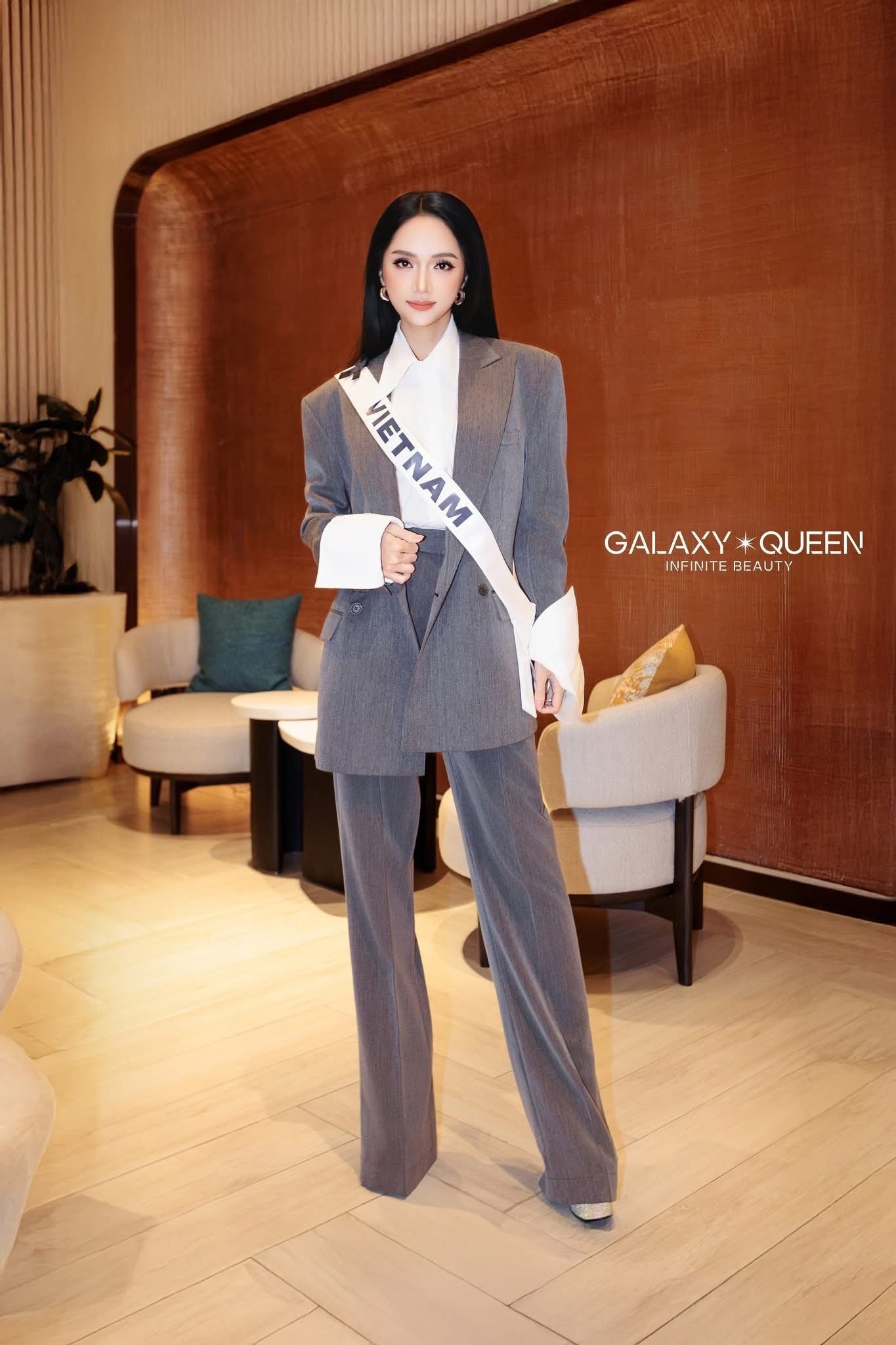 Bên cạnh những thiết kế mềm mại, nữ tính, Hương Giang còn có những set suit mang phong cách menswear mạnh mẽ, nhưng vẫn khoe được nét đẹp quyến rũ.