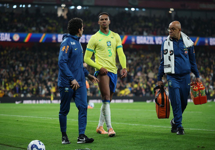 Gabriel dính chấn thương háng trong trận giao hữu của Brazil
