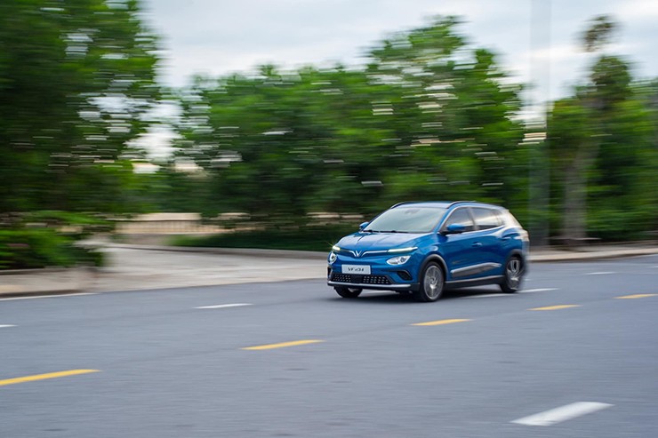 Giá xe VinFast VF e34 tháng 11/2025, lăn bánh từ 833 triệu đồng - 12