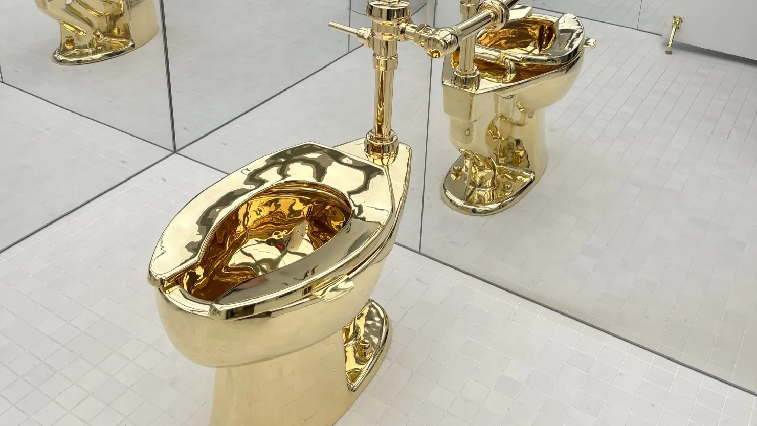 Sotheby’s sẽ đấu giá chiếc bồn cầu bằng vàng nguyên khối của Maurizio Cattelan, có tên gọi là “America” trong phiên đấu giá mùa thu.