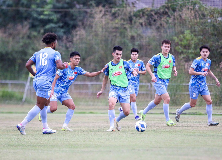 Tân binh ĐT Việt Nam "đứng hình", tưởng Tiến Linh "lừa" khi được thầy Kim gọi tên - 6