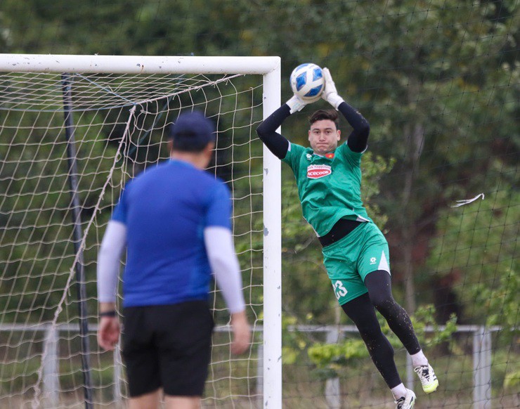 Tân binh ĐT Việt Nam "đứng hình", tưởng Tiến Linh "lừa" khi được thầy Kim gọi tên - 7