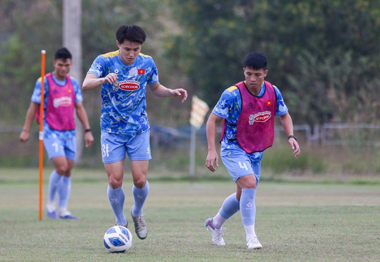 Tân binh ĐT Việt Nam "đứng hình", tưởng Tiến Linh "lừa" khi được thầy Kim gọi tên - 8