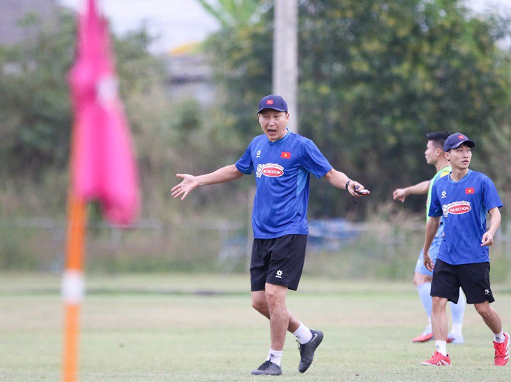 Tân binh ĐT Việt Nam "đứng hình", tưởng Tiến Linh "lừa" khi được thầy Kim gọi tên - 4