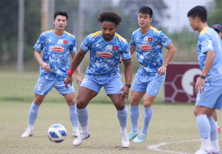 Tân binh ĐT Việt Nam "đứng hình", tưởng Tiến Linh "lừa" khi được thầy Kim gọi tên - 3