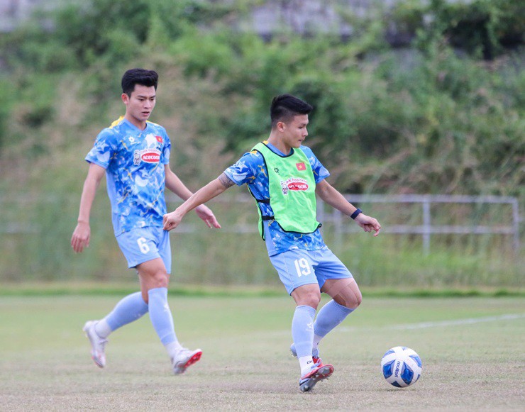 Tân binh ĐT Việt Nam "đứng hình", tưởng Tiến Linh "lừa" khi được thầy Kim gọi tên - 5