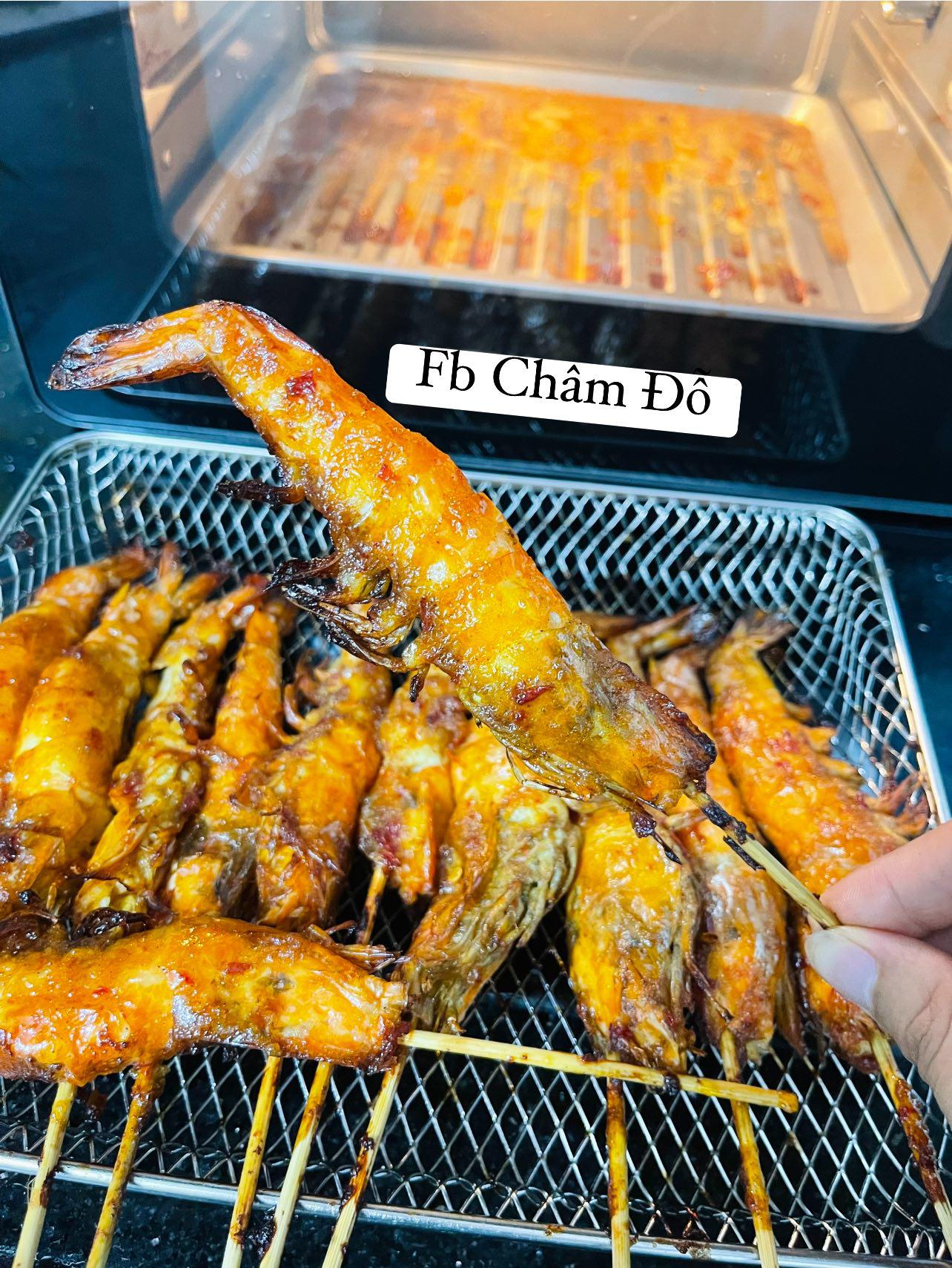 Thành phẩm: Tôm đỏ au, lớp sốt bám đều, thơm lừng, cắn một miếng là vị ngọt của tôm hòa quyện cùng sốt muối ớt cay nồng vô cùng hấp dẫn.