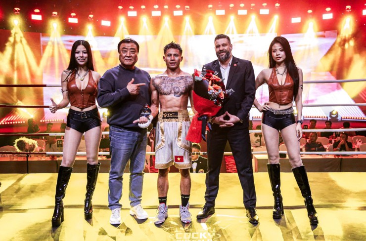 Nguyễn Phi Khoa đánh bại võ sĩ Hàn Quốc